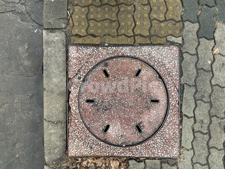 walkway,보도,맨홀,manhole,맨홀뚜껑