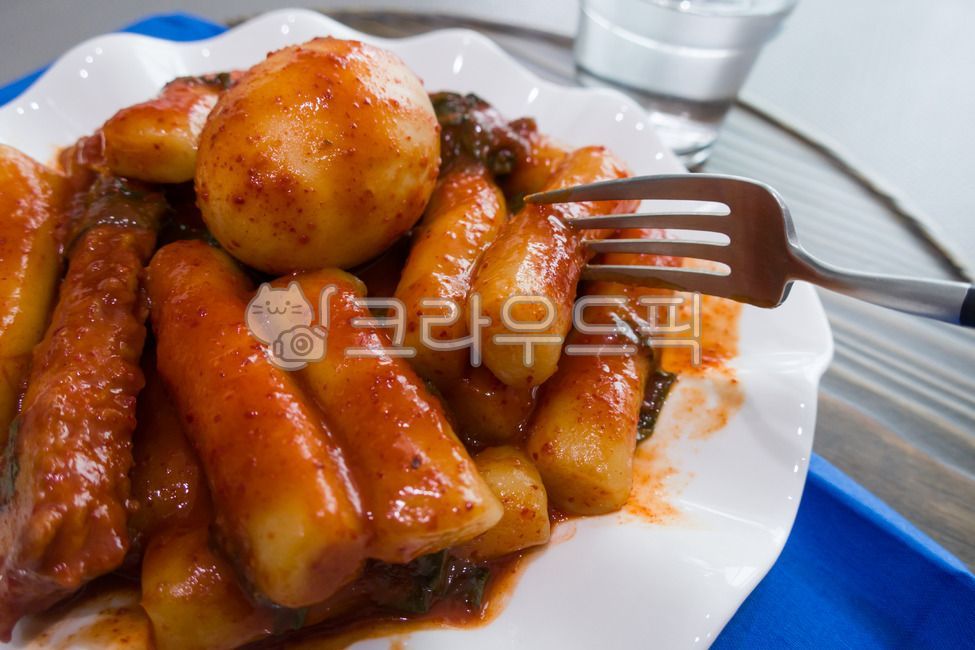 egg,boiled egg,snack,Fish cake,chili pepper paste,sauce,food,flour,chili powder,wheat rice cake,rice cake,Korean food,tteokbokki,snack bar