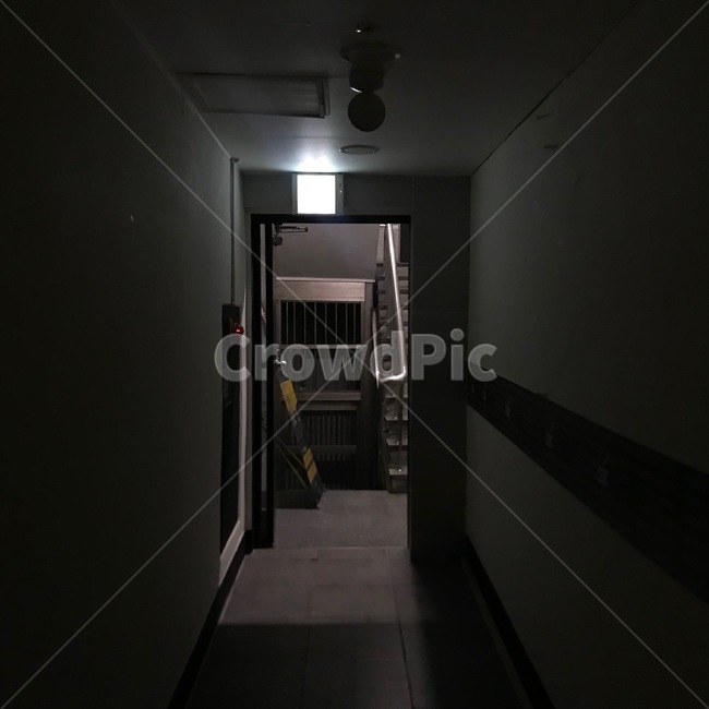 비상구,지하,어두운,컴컴한,출구,입구,비상계단,어두컴컴,까만,계단,지하계단,건물,무서운,dark,exit