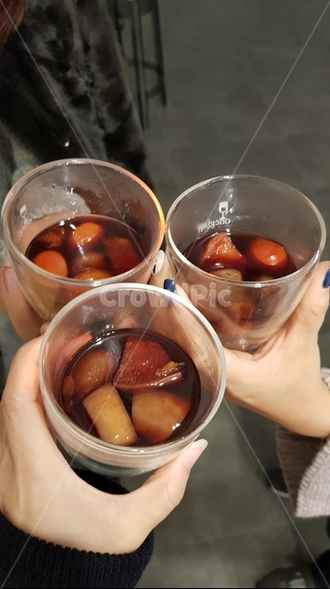 뱅쇼,와인뱅쇼,파티,파티음료,겨울음료,와인,과일음료,mulledwine,따뜻한와인,시나몬,과일,컵