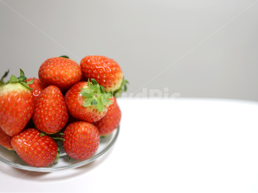 딸기,strawberry,과일,음식,겨울철과일,빨강,레드,red,베리,음식,식재료,요리,food,cook,meal,dishes,food reserves,과일,열매,fruit