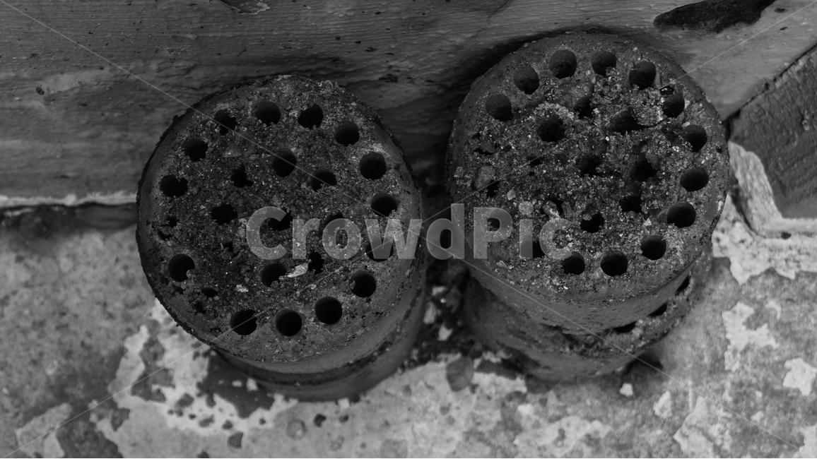 흑백사진,연탄,벽돌,오브제,질감,재료,파이프,흑백,모노톤,monochrome,black and white,사물,물건,오브젝트,thing,object,matter