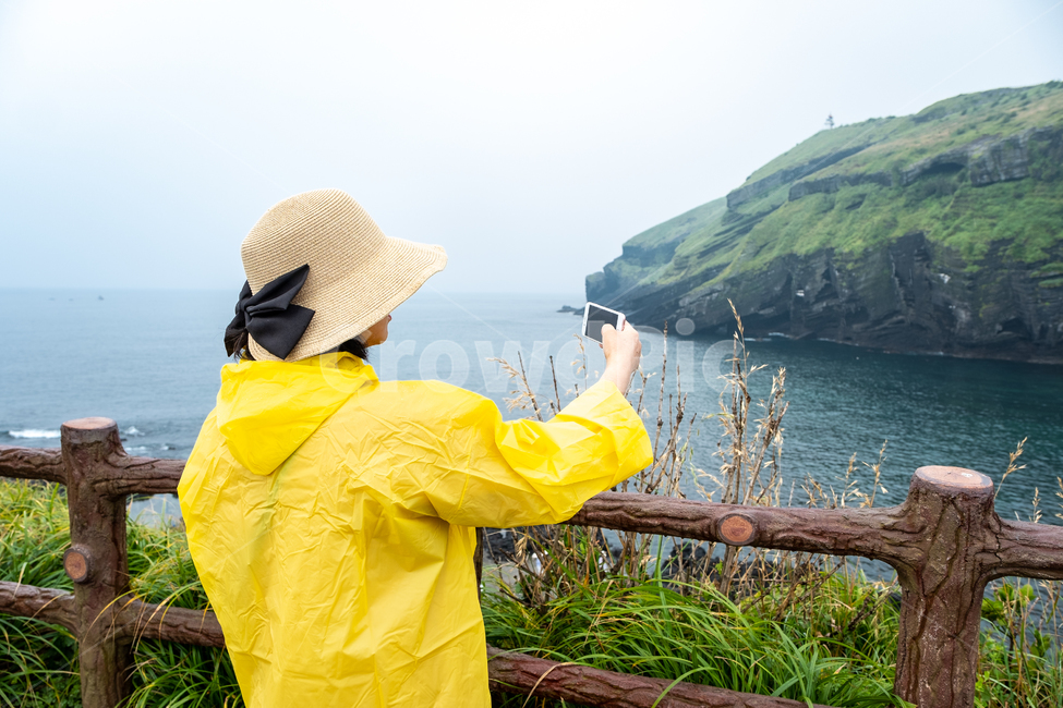 제주도,우도,비,우비,관광객,관광,자연,셀카,검멀레해변,자연,풍경,nature,landscape,제주도,jeju,jeju island,사람,인물,인간,human,person,여성,여자,woman,female,lady,coat,코트