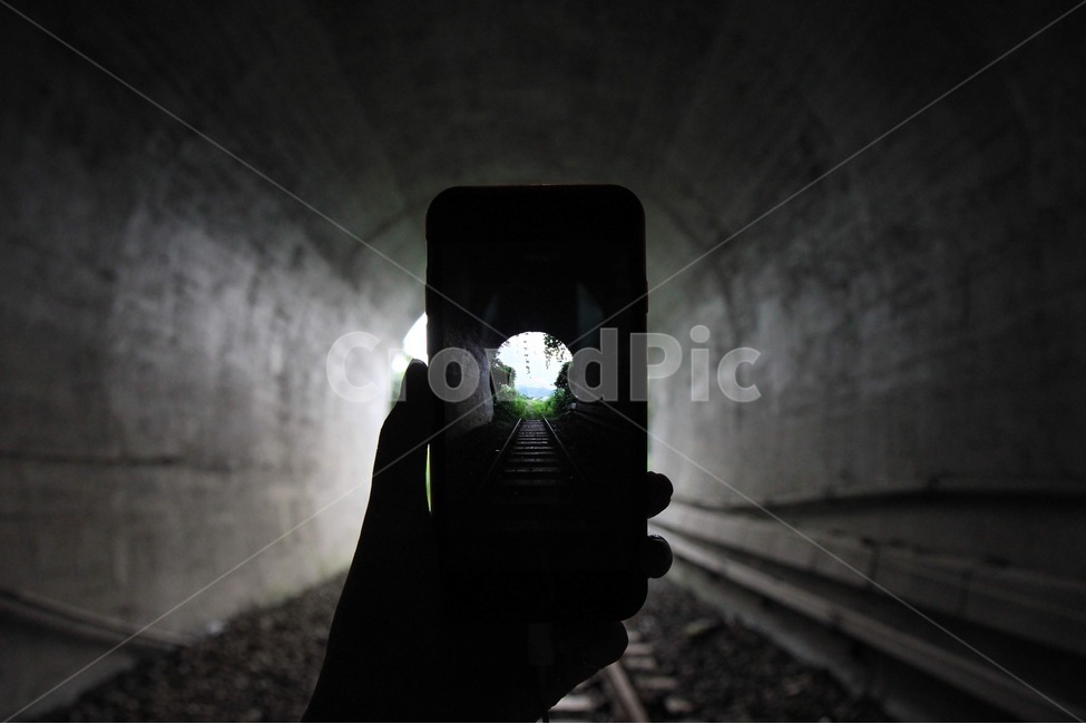 자연,터널,기찻길,trainrail,폐역,tunnel,cellphone,핸드폰,사람,인물,인간,human,person,신체일부,몸,body,실루엣,그림자,silhouette,shadow,정보통신기술,전자기기,전자제품,it,information,technology,electronic equipment