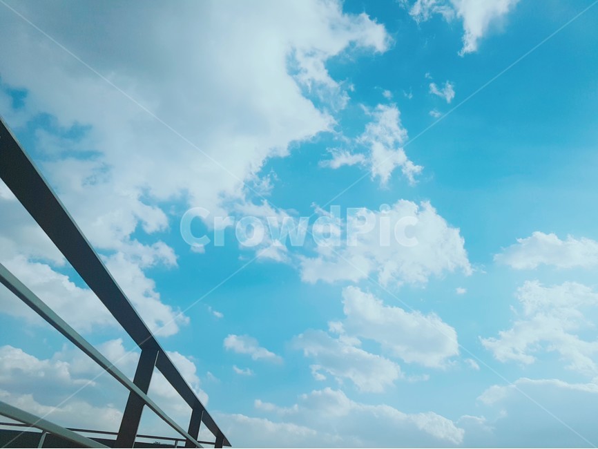 하늘,파란하늘,서울하늘,맑음,구름,자연,풍경,nature,landscape,outdoors,옥외,sky,azure sky,푸른 하늘,railing,난간