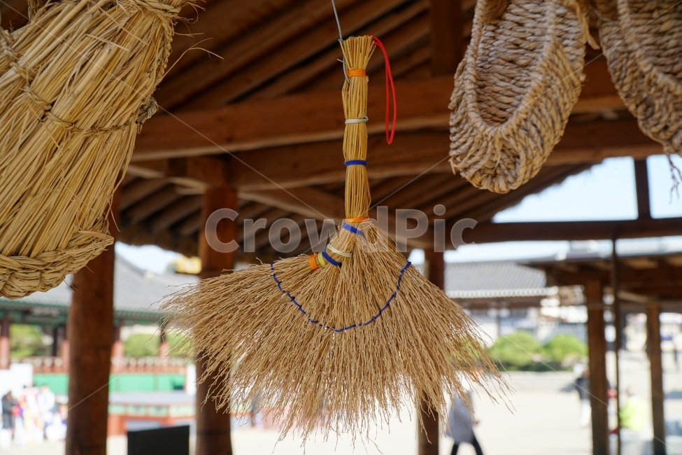 한국,한국문화,한국전통,문화,전통,문화재,죽공예,전통공예,대나무,한국적인,korea,한옥,수작업,명절,조선,조선시대,조선왕조,생활용품,물건,오브젝트,사물,object,컨셉,콘셉,concept,한옥마을,양반,생산품,공예품,죽공예품,전통공예품,지푸라기,볏짚,새끼줄,빗자루,청소,장식,장식품,기념품,한국풍경,풍경,landscape,스냅,스냅사진,감성,감성사진,전시,snap,snapshot,한국전통,한국문화,korean traditional,korean culture,사물,물건,오브젝트,thing,object,matter