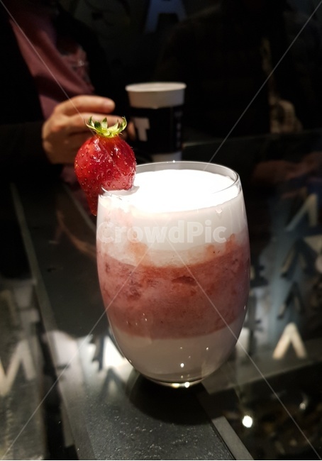 beverage,마실것,아인슈페너,einspanner,딸기아인슈페너,strawberryeinspanner