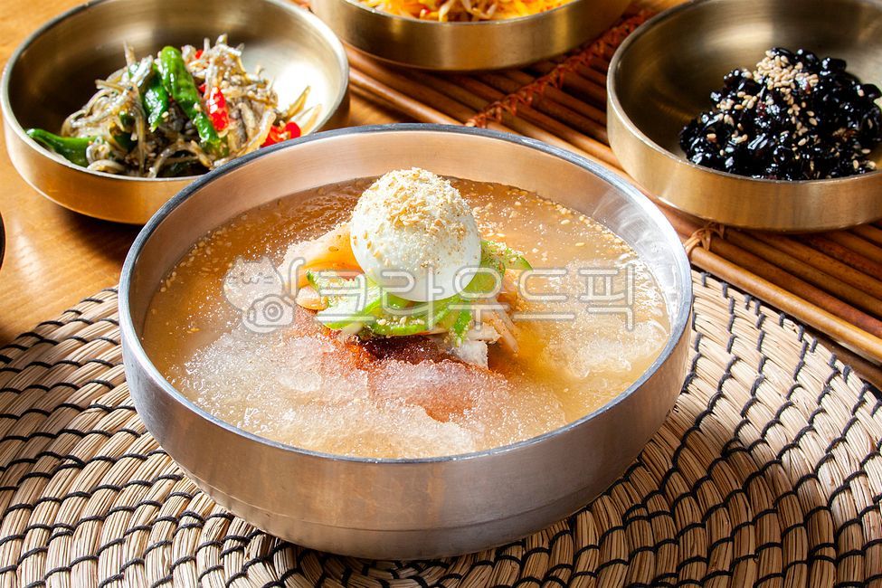 냉면,비빔냉면,물냉면,소스,양념소스,후식,한식,한국음식,한국요리,전통,전통음식,물냉,한국전통음식,면,면요리,요리,참깨,계란,삶은달걀,야채,채소,냉면무,식사,냉면집,메밀냉면,별미,계절음식,육수,냉면육수,얼음,비냉,food,음식,그릇