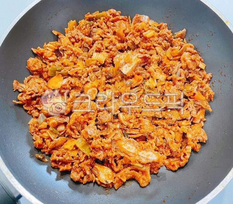 오돌뼈볶음,제육볶음,오돌뼈,돼지고기,돼지,고기,육류,음식,요리,식사,양념,후라이팬,food,dish,cook,meal,pork,meat,음식,식재료,요리,food,cook,meal,dishes,food reserves