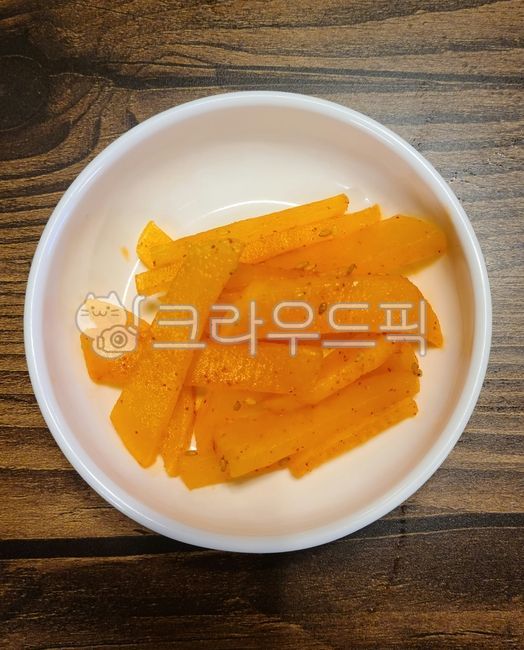 반찬,밑반찬,단무지,단무지무침,food,음식,plate,그릇