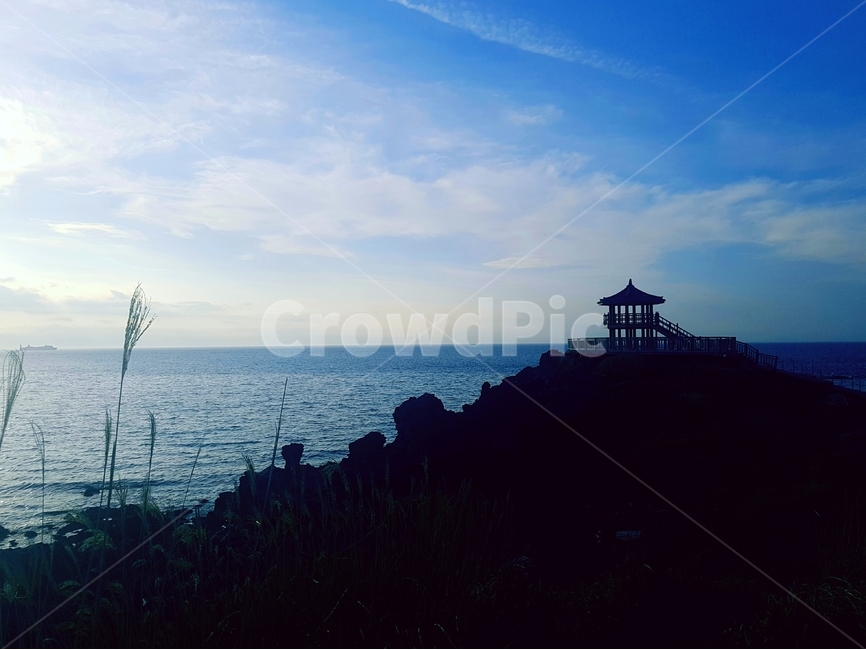 해안가,돌길,제주도,제주,파도,하늘,길,불,돌,구름,파란색,검은색,수평선,석회암,배경,자연,정자,갈대,억새,닭머르,해안길,바닷가,바다,자연,풍경,nature,landscape,한국자연풍경,한국자연경관,korea nature landscape,실루엣,그림자,silhouette,shadow