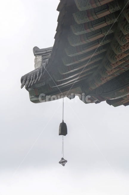 사진,단독사진,디자인,소스,포토,사진자료,배경,배경사진,풍경,한국,전통,민속,사찰,절,불교,종교,하늘,기와,기와집,푸른하늘,전통가옥,한옥,건축,건축물,건축양식,기와지붕,지붕,동양,단층,종,한국전통,한국문화,korean traditional,korean culture,종교,신앙,religion,belief,faith,건축물,건물외관,exterior,building,structure,architecture,construction