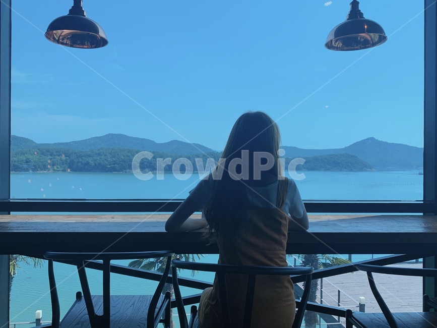 뒷모습,여자뒷모습,창밖,카페,오션뷰,여유,여유로움,휴식,휴가,방학,원피스,창문,식탁,바다,바다뷰,파란하늘,하늘,산,자연,자연풍경,긴머리,구경,여자,실루엣,앉은,의자,감성,감성사진,상반신