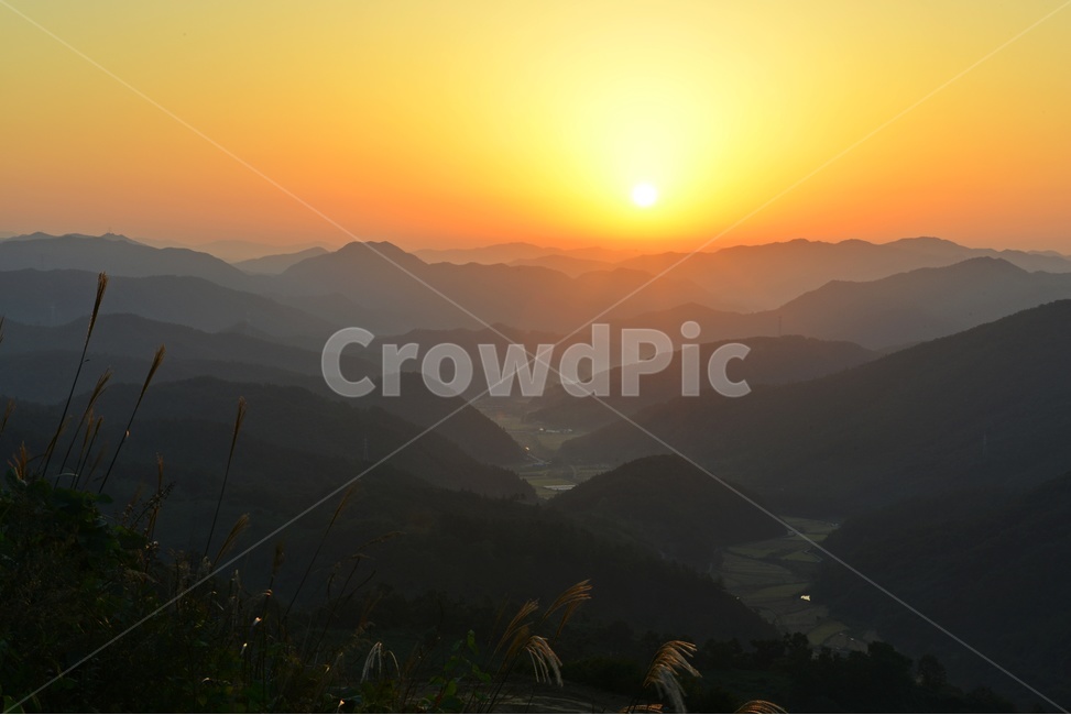nature,자연,outdoors,옥외,mountain,산,mountainrange,산맥,영암,서광목장,영암풍력발전단지,서광목장일출,여명,아침,일출,해돋이,산골짜기