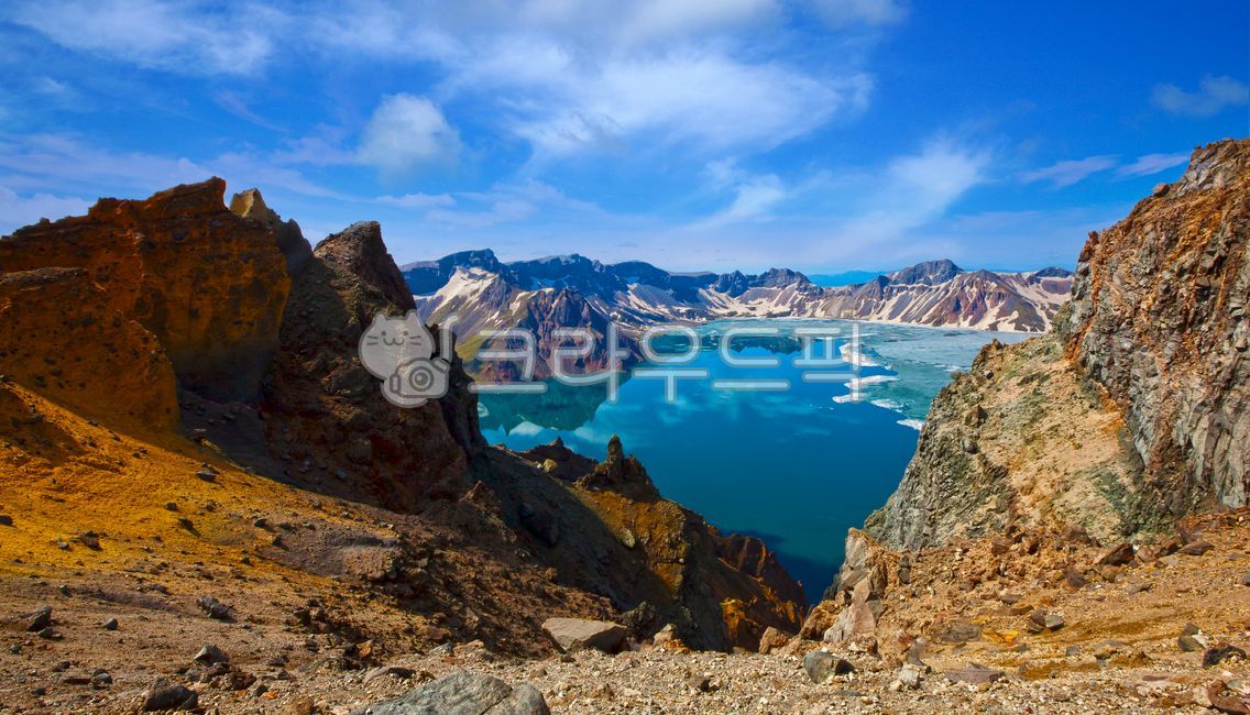 백두산,장백산,칼데라,칼데라호,칼데라호수,이도백하,관광명소,잔설,분화구,장엄한,웅장한,대자연,힐링,여행지,중국,북파,천지,천지연,호수,화산,활화산,휴화산,자연,풍경,산,북한,국경,눈,겨울,물,얼음,파노라마,아시아,온천수,석회수,화산암,하늘,구름,맑음,절경,비경,신비한,신비로운,백두산천지,천지설경,산맥,mountainrange,nature,mountain