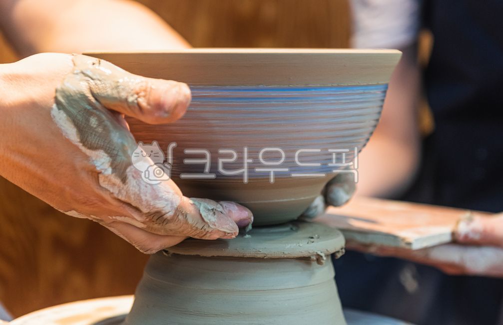 도자기,도자기제작,도자기만들기,도자기작업,도자기빚기,도자기제품,도자기공장,도자기공방,도자기공예,작업손,수작업,손작업,손일,손,도자,도기,자기,사기,사기그릇,도자기그릇,그릇,질그릇,토기,물레,돌림판,물레작업,작업실,작업대,도예공방,도예방,도자기작업실,작업공정,도예작업,도예,도예촌,공방,공예,공예품,수공예품,수공예,점토공예,흙공예,점토,진흙,흙,이천시,사기막골,도자문화,전통공예,전통도자기,한국,bowl,사발