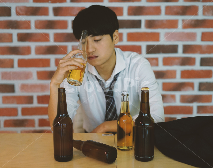 남성,남자,펍,맥주,비어,beer,술,음주,과음,맥주병,병맥주,알코올,직장인,회사원,사람,인물,인간,human,person,남성,남자,man,male,술,주류,alcohol,산업,industry,industrial,비즈니스,사업,business,service,work