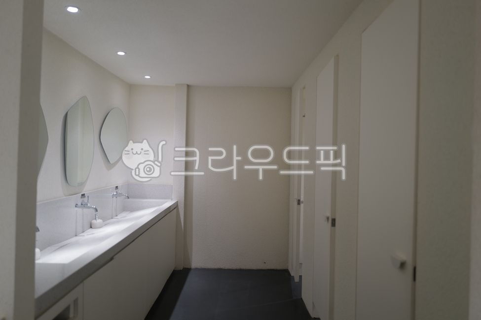 인테리어디자인,interiordesign,화장실,카페화장실,모양거울,세면대