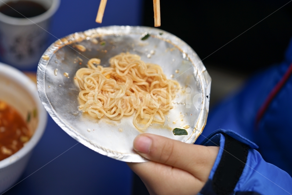 라면,컵라면,사발면,간식,먹방,면,국물요리,국물,먹빵,식탐,식사,간편,인스턴트,젓가락,나무젓가락,음식,사람,인물,인간,human,person,신체일부,몸,body,음식,식재료,요리,food,cook,meal,dishes,food reserves,면류,면요리,noodles