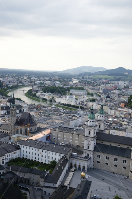 outdoors,nature,자연,풍경,scenery,경치,landscape,aerialview,유럽,오스트리아,잘츠부르크,성당,교회,europe,salzburg,austria,urban,river,강,집,house,도시,지붕,roof,다리,bridge,mountain,산,중앙광장
