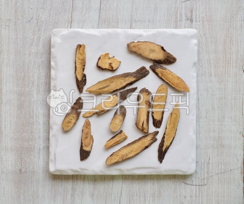 동양의학,한약재료,한약재,약재,뿌리,식물,뿌리식물,음식,배경,건강식품,감기,약,한약,감초,한방약,한방,건조식품,의학,아시아문화,한국문화,orientalmedicine,chinesemedicineingredients,herbalmedicine,medicine,root,plant,food,background,healthfood,cold,about,chinesemedicine,licorice,driedfood,asianculture,koreanculture,갈색,흰색,슬라이스