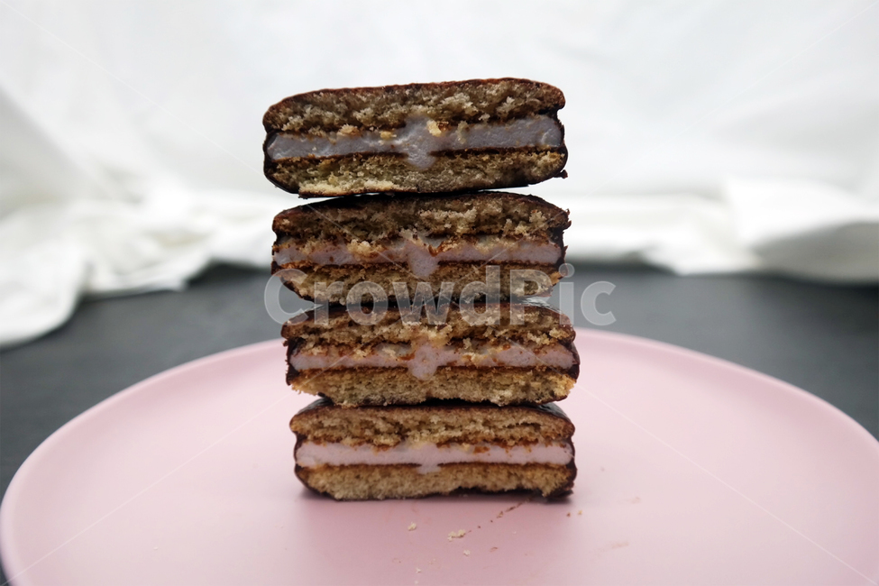 knife,half,snack,marshmallow,section,pie,chocolate