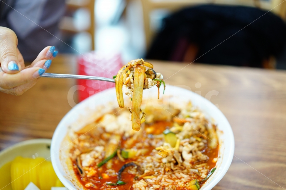 짬뽕밥,중화요리,먹방,밥,얼큰,국물,중국요리,중식,손,네일,식사,숟가락,한숟갈,먹부림,음식,푸드,사람,인물,인간,human,person,신체일부,몸,body,음식,식재료,요리,food,cook,meal,dishes,food reserves,중식,중국음식,중화요리,chinese food,chinese dishes,chinese meal,chinese cook