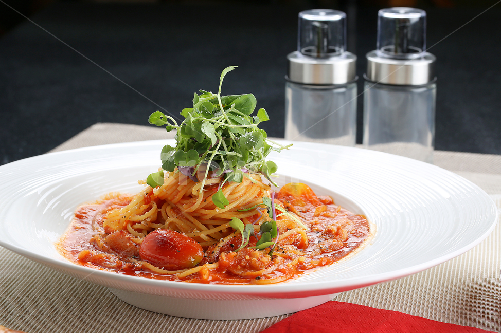 cream pasta,seafood dish,lunch,tableware,spaghetti,recipe,plate,sauce,tomato,vegetable,Spaghetti,cookbook,flour,pasta,seafood spaghetti,ingredients,cooking,seafood,noodle dish,sprout,noodles,cook,food photography,cuisine,squid dish,dinner,food,meal,sprout