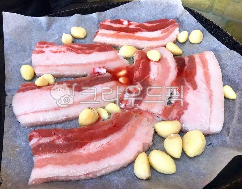 stone tablet,pork,pig,Grilled Garlic,pork belly,whole garlic,Korean food,Grilled Pork Belly,fire,ingredients,Grilled whole garlic,cooking,roast,koreanfood,garlic,paper foil,Korean cuisine,cook,Korean,food,meal,dish,meat,mukbang