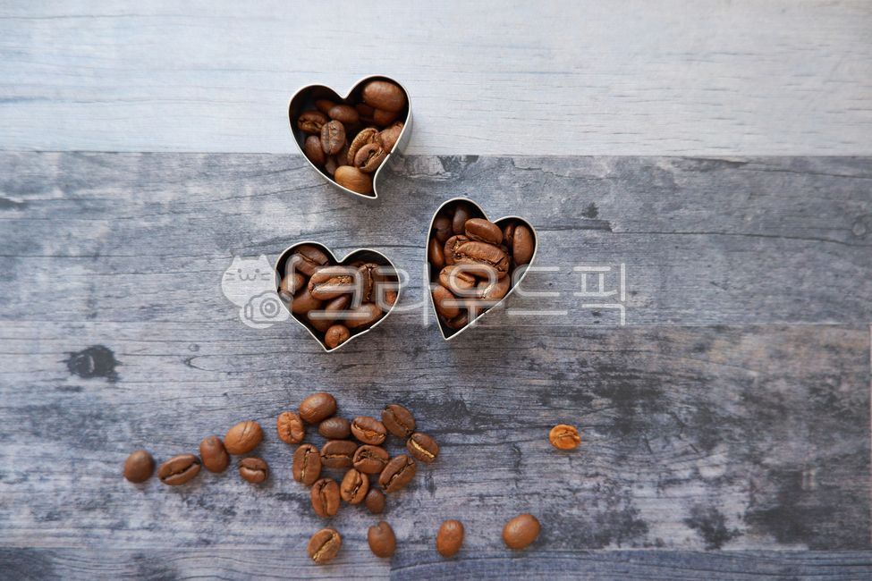 커피,원두커피,원두,커피콩,커피빈,빈티지,목재,목재테이블,하트,하트모양,커피숍,커피배경,카페,드립커피,coffee,cafe,heart,coffeebeans,vintage,wood,table,커피,카페,coffee,cafe