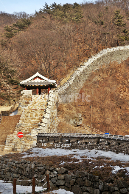남한산성,동문,성곽,전각,성벽,유적,방어시설,조선시대,겨울,계절,winter,season,한국전통,한국문화,korean traditional,korean culture,랜드마크,landmark,tourist attraction,한국랜드마크,한국관광지,한국명소,korea landmark,korea tourist attraction,건축물,건물외관,exterior,building,structure,architecture,construction