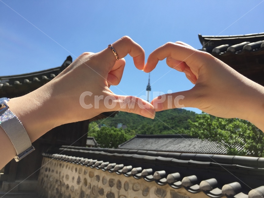 서울,하트,남산,기와,기와집,한옥,손,자연,풍경,사랑,행복,연인,커플,한국전통,한국문화,korean traditional,korean culture,랜드마크,landmark,tourist attraction,한국랜드마크,한국관광지,한국명소,korea landmark,korea tourist attraction,사람,인물,인간,human,person,신체일부,몸,body,감정표현,기분,feeling,emotion