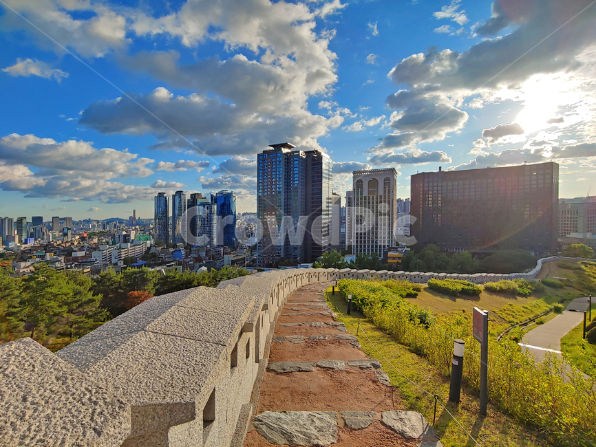 풍경,고층빌딩,건축물,한양도성,성곽,방어,전통,현대,도시,city,seoul,서울풍경,전망,landscape,scenery,scene,view,castle,fortress,빌딩가,뭉게구름,하늘,맑은날,늦은오후,햇빛,도시풍경,화강암,복원,둘레길