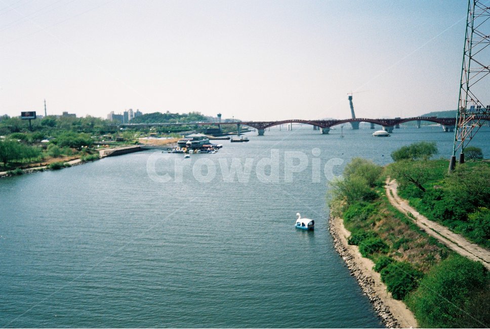 오리배,강,풍경,강가,river,오리,낮,물,water,liver,duck,blue,파랑,초록,하늘,도시,풍경,city,landscape,한국도시풍경,한국도시경관,korea cityscape,outdoors,옥외,nature,자연,land,땅,shoreline,해안선,ocean,대양,sea,바다,경치,vehicle,차량,boat,보트,transportation,교통,scenery,coast,연안