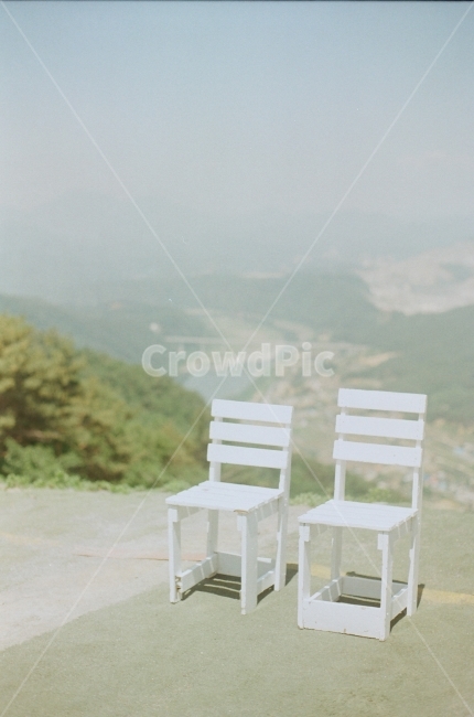 의자,먼저,미세먼지,희미한,기억,나무의자,필름,추억,흰의자,감성,sensible,feeling,사물,물건,오브젝트,thing,object,matter
