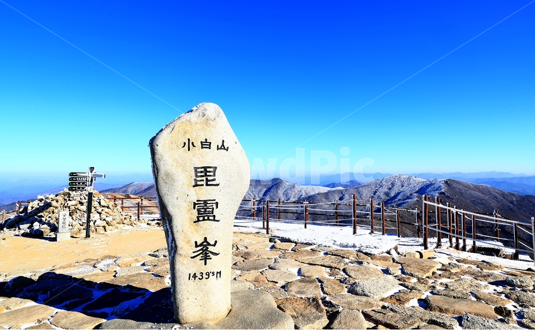 비로봉,정상비,소백산,산,정상,하늘,겨울,계절,winter,season,조각상,동상,석상,조형물,statue,bronze statue,stone statue