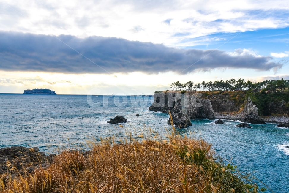 제주도,외돌개,올레길,바다,제주도바다,범섬,자연,풍경,nature,landscape,한국자연풍경,한국자연경관,korea nature landscape,제주도,jeju,jeju island,promontory,곶,outdoors,옥외,water,물,ocean,대양,sea,cliff,낭떠러지,shoreline,해안선