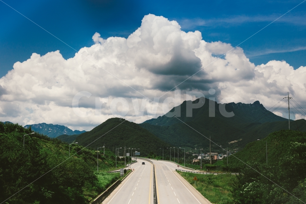 산,구름,하늘,파랑,blue,sky,녹색,초록,green,문경,문경새재,주흘산,여행,배경사진,자연,풍경,nature,landscape,여름,계절,summer,season,교통,교통수단,traffic,transportation,감성,sensible,feeling,색깔,색상,색채,색감,color sense,color sensitivity,feeling of color,road,도로,freeway,고속 도로,highway,고속도로