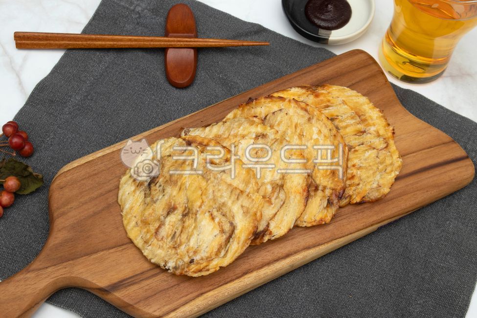 Monkfish,Drink snacks,snack,chopsticks,Drinking,monkfish,chili pepper paste,chopstick rest,food,dried fish,marble,placemat,wooden cutting board,beer,table