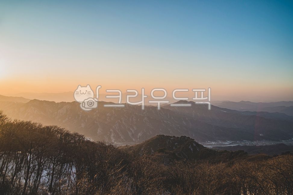 Kyung-Chul Cho Astronomical Observatory,Gyeonggi-do Hwacheon,Hwacheon,Hwacheon Astronomical Observatory,Cheonmundae-gil,observatory,observatory,Gwangdeoksan,sunset,evening sky,evening glow,sunset,evening sky,fog,mountain path,mountain path,