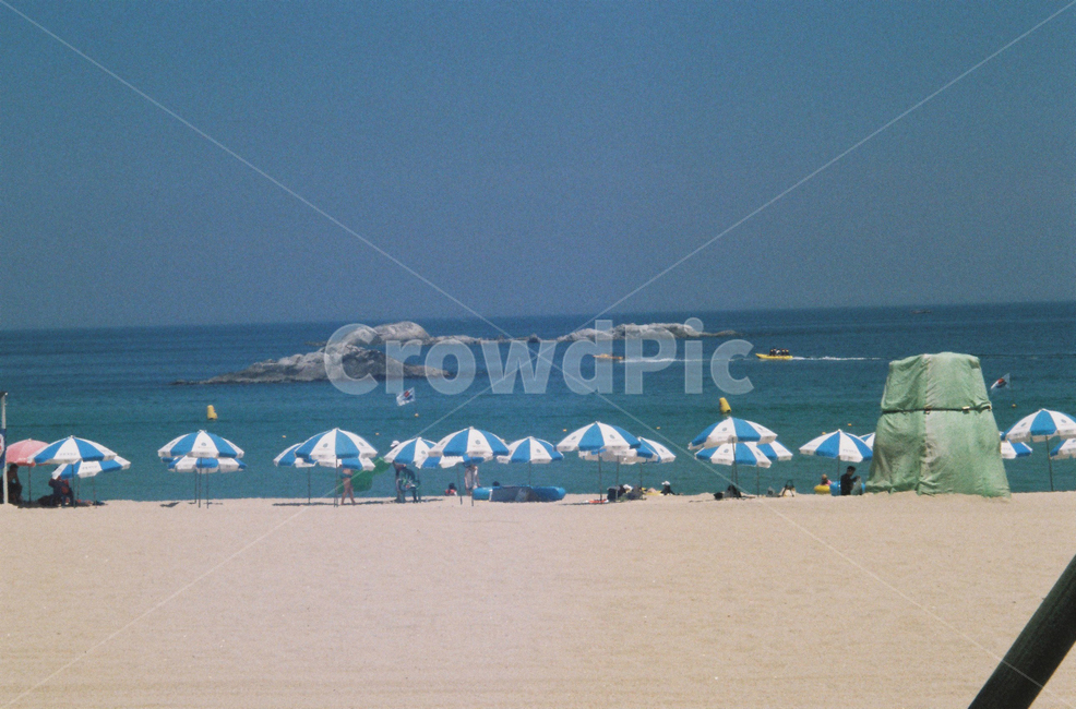 해수욕장,경포대,강릉,백사장,파라솔,여름,필름,필름사진,자연,풍경,nature,landscape,shoreline,해안선,water,물,outdoors,옥외,sea,바다,ocean,대양