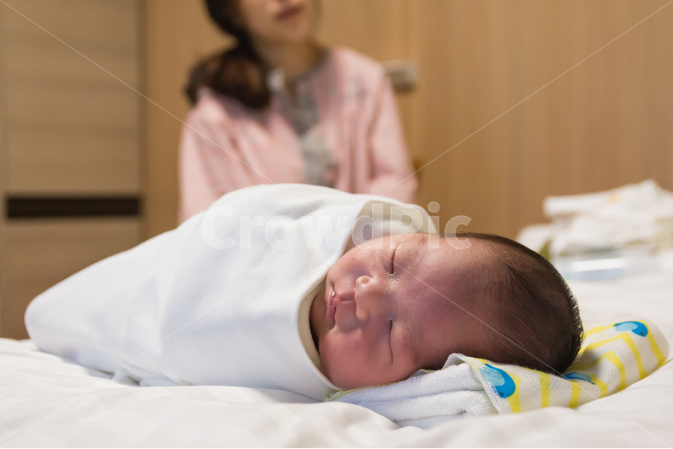 엄마,아기,잠든,갓난아기,육아,애기,신생아,어머니,모자,가족,인물,사람,모델,여성,여자,아름다운,모성,출산,수면,산모,숙면,작은,귀여운,조리원,사람,인물,인간,human,person,가족,패밀리,family,영유아,아기,애기,아이,infants,baby