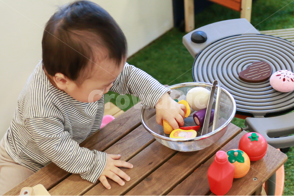 아기,육아,남자아이,캠핑,장난감,완구,남자아기,캠핑놀이,놀이,목재,나무,테이블,음식,그릇,포크,표정,얼굴,재미,귀여운,작은,사랑스러운,어린,어린시절,어린이,토이,교구,조리기구,개구쟁이,장난꾸러기,베이비카페,키즈카페,호기심,안전한,가족,사람,인물,모델,사람,인물,인간,human,person,영유아,아기,애기,아이,infants,baby
