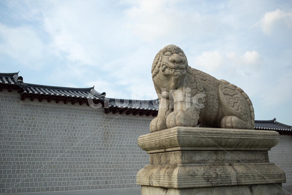 경복궁,광화문,해태,석상,하늘,구름,한국전통,한국문화,korean traditional,korean culture,조각상,동상,석상,조형물,statue,bronze statue,stone statue