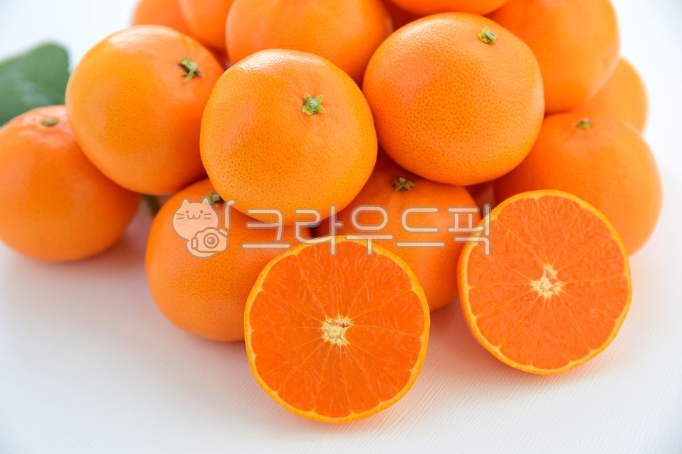 winter snack,fragrant,cut,half,winter fruit,vitamin c,fruit,snack,winter,Orange,Cheonhyehyang,crush,ingredients,citrus fruits,Fruit,health,vitamin,food,health food,orange,citrusfruit,nutrition,dessert,foodreserves,cutting