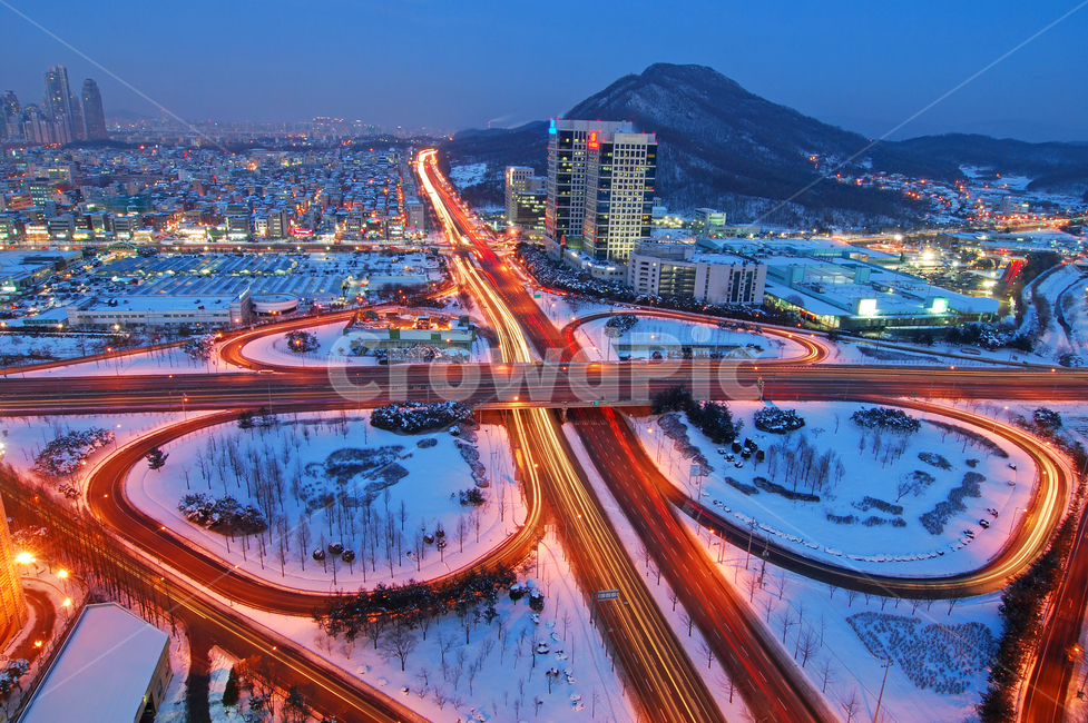 night view,High View,snow scene,city,winter,skyline,scenery,building,beautiful,mountain,tower Angle,road,Seoul,ic,highway,lights,interchange,traffic,Korea,sky,top view,night,High Angle,downtown,trajectory,snow,evening
