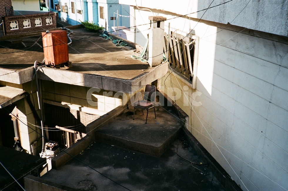 낡은,의자,오래된,반성의시간,사물,그림자,햇살,필름사진,빈티지사진,빈티지느낌,빈티지감성,vintage,건축물,건물외관,exterior,building,structure,architecture,construction