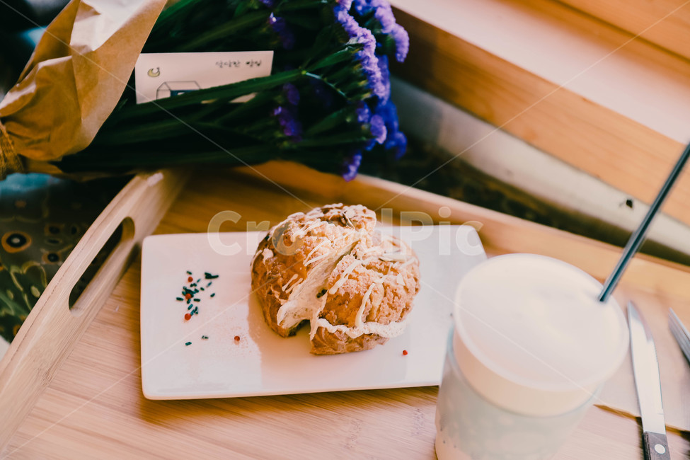 카페,감성,감성사진,따뜻함,빵,bread,coffee,cafe,커피,음식,식재료,요리,food,cook,meal,dishes,food reserves,디저트,간식,후식,dessert,snack