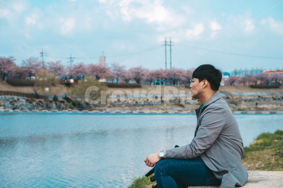 뚝방길,강가,호수,시냇물,강물,남자,혼자,솔로,나무,감성,감성사진,분위기,사람,인물,인간,human,person,남성,남자,man,male,고독함,외로움,쓸쓸함,우울함,슬픔,lonely,solitary