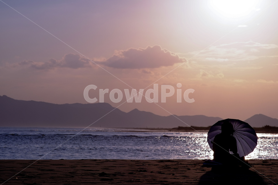 태양,해변,양산,바다,우산,혼자,홀로,외로움,시선,스냅,해변,바다,beach,sea,인물실루엣,사람실루엣,character silhouette,human silhouette,nature,자연,outdoors,옥외,ocean,대양,water,물,sunlight,햇빛